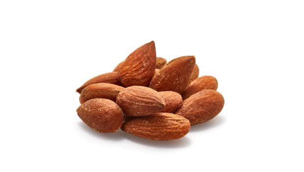 Yupik roasted almonds with sea salt, perfect as a topping for salads or baked dishes.