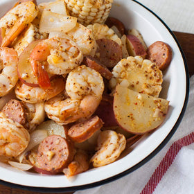 Zatarain's Pro Boil 53oz boiling seafood with corn and potatoes showcases ease.