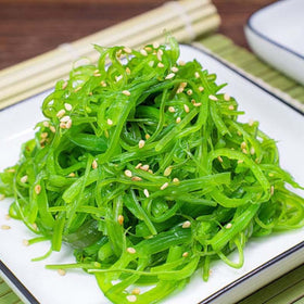 ZAYEMAIBUHAO seaweed salad shows a dark green color signaling freshness.
