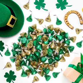 Zisbers St. Patrick's Day candy buffet centerpiece with festive green and gold.
