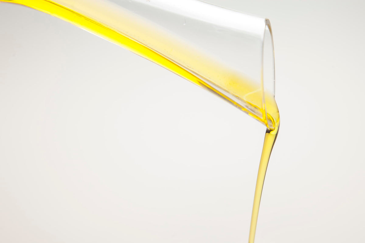 Zoe Organic EVOO from Spanish organic groves, emphasis on origin and sustainability.